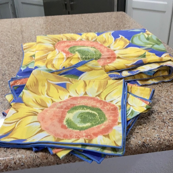 Cover table - Picture 1 of 3